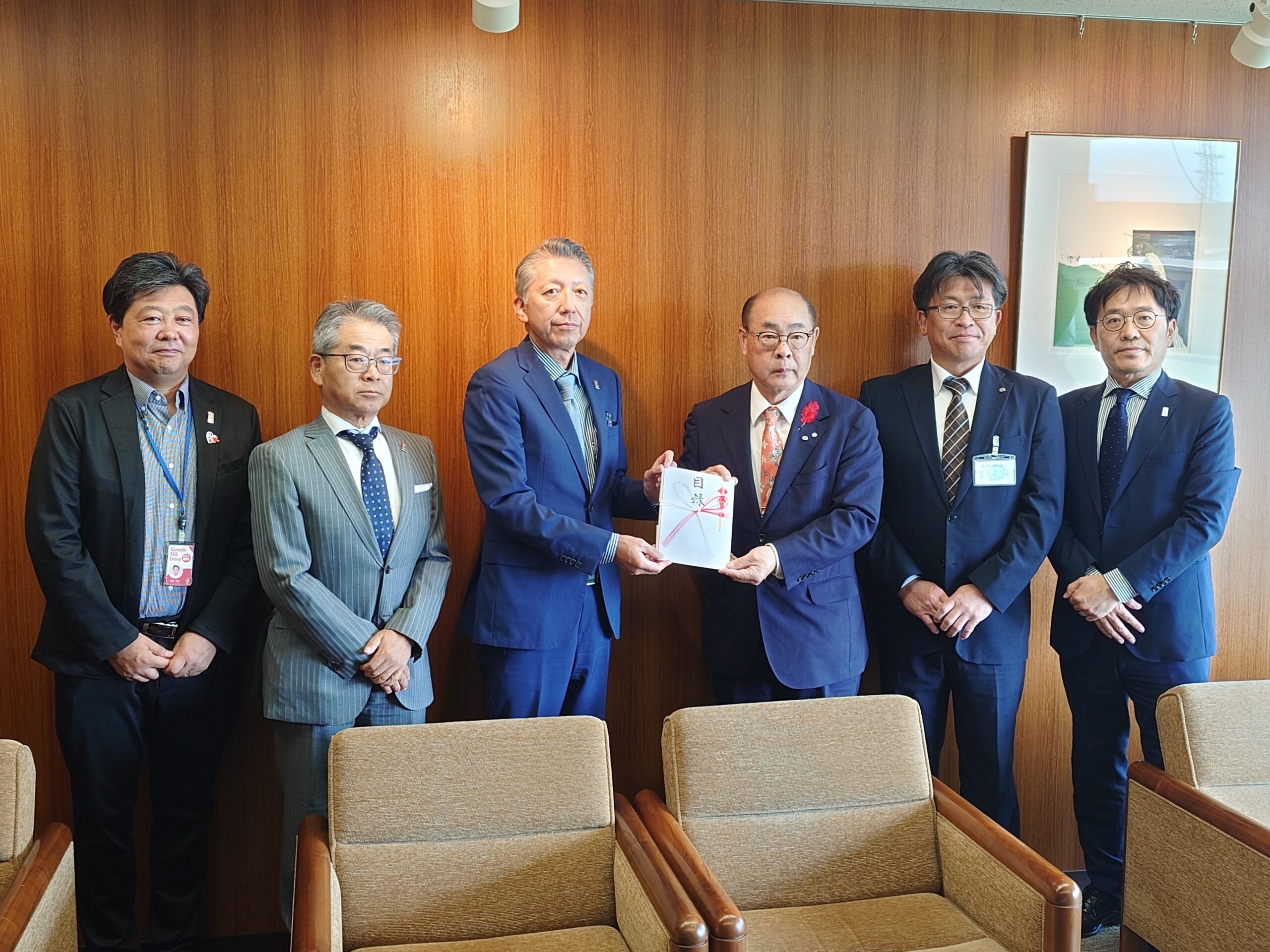 皆様からの寄付金をお渡ししました