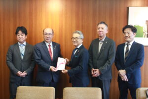皆様からの寄付金をお渡ししました。